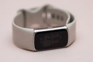 Google Teases the ‘Fitbit Edge’ Wearable: A New Mid-Tier Competitor Arrives Ahead of October 12 Reveal