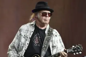 Rocking the Boat: Neil Young’s $10 Million Legal Showdown Over the Unlicensed Political Anthem Playback